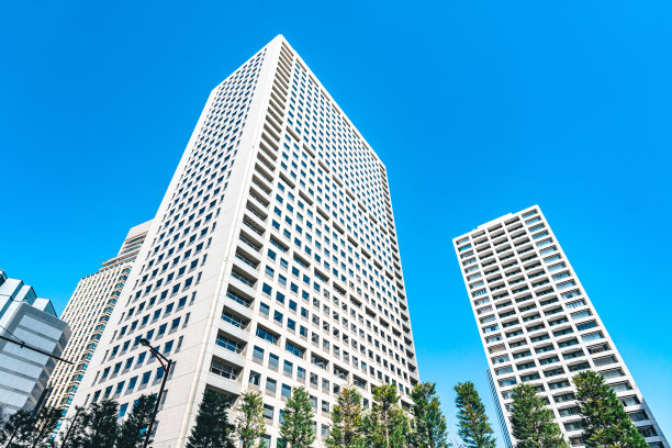 东京的商业塔和绿叶图片下载