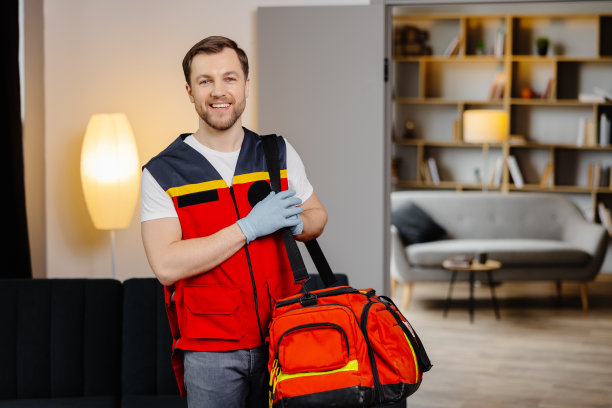 急救课程。一位年轻的男性急救人员肩上扛着一个包，站在教室里准备讲课图片下载