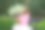 身着粉色衬衫的女子手持一束白花，夏日春天的概念图片下载