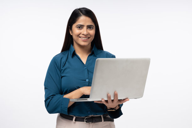 年轻的女商人手持笔记本电脑的肖像孤立在白色背景的股票照片图片下载