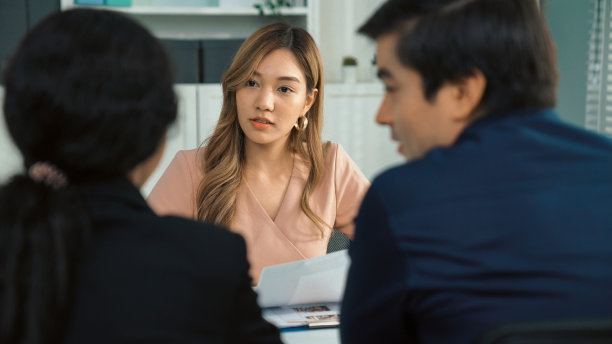 年轻的亚洲女性求职者试图通过自己的能力给面试官留下深刻印象。图片下载