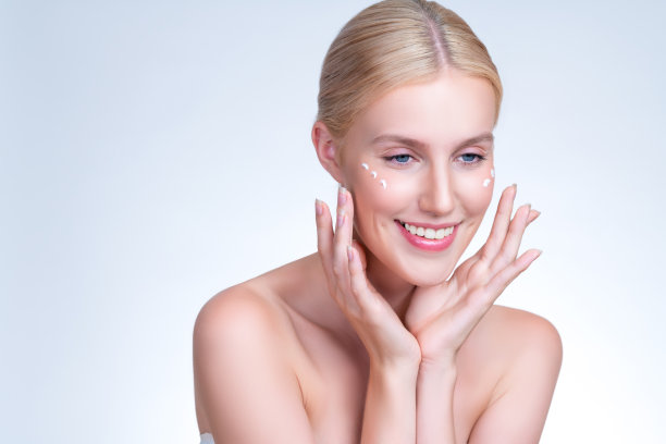 风度翩翩的女人适用于她的脸上完美的皮肤保湿霜图片下载