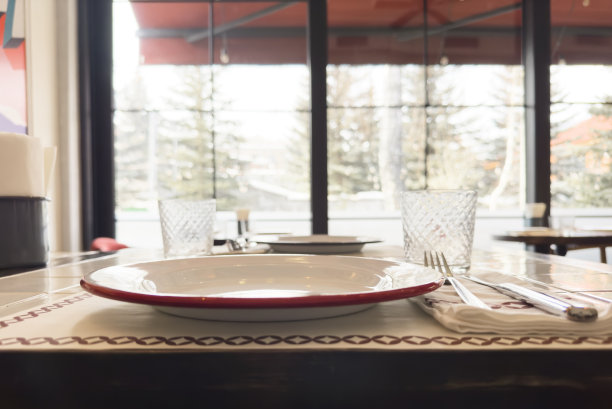 在餐厅的餐桌上服务。餐厅内部图片下载