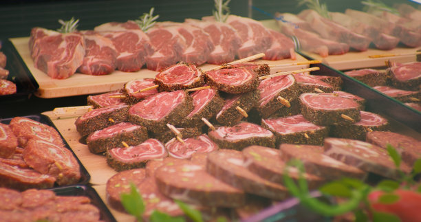 肉铺的橱窗里摆放着烤肉或烧烤用的肉。图片下载