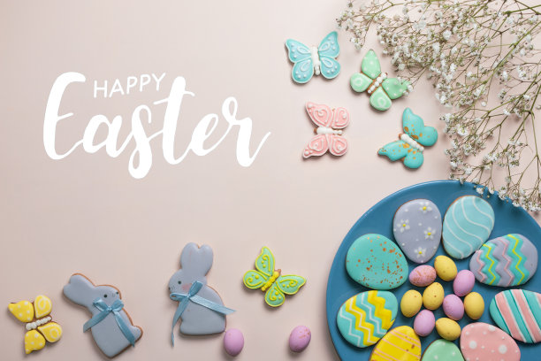 复活节旗帜上的粉彩背景。自制的姜饼饼干放在蓝色的盘子里，复活节彩蛋和兔子和蝴蝶形状的饼干。复活节的概念。图片下载