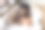英俊的印度男子戴着无线耳机，躺在家里泡热水澡唱歌图片下载