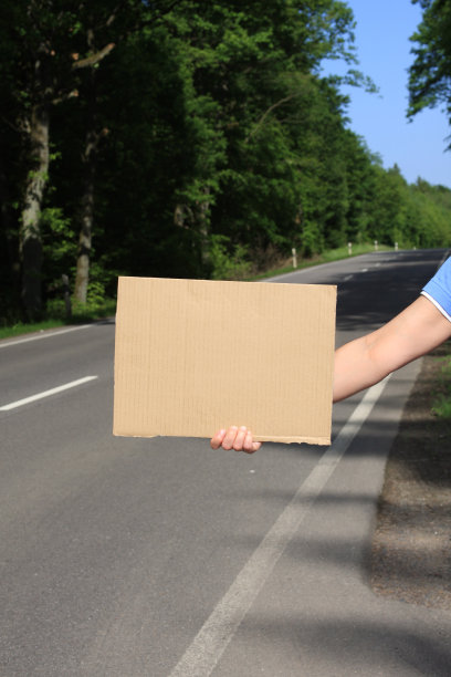 一个空白牌子的搭便车者图片下载