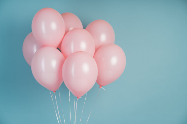 蓝色背景上的粉色气球带有文本复制空间。粉红色的气球，自由空间。放飞气球的节日快乐图片下载