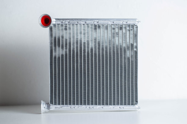 白色背景上的汽车炉铝散热器，特写，隔离图片下载