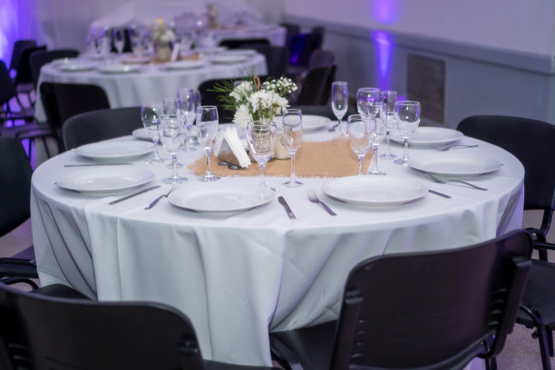 为聚会准备的用小器皿装饰的圆桌图片下载