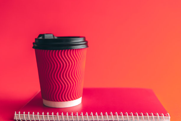 玻璃和笔记本新潮Viva品红色。图片下载