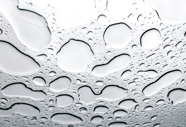 窗户上的雨滴特写，抽象的自然背景。图片下载