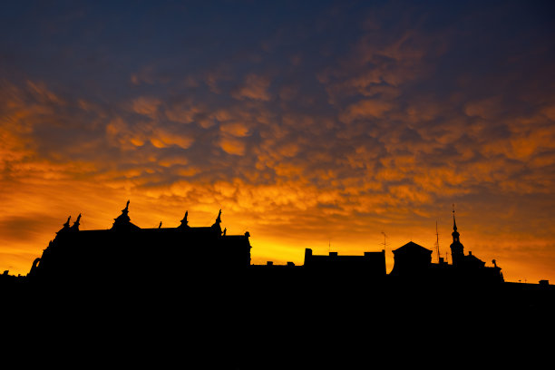 格但斯克城市轮廓与日落天空图片下载