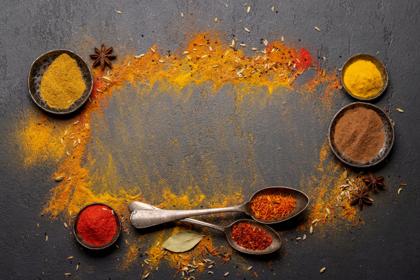 石桌上摆放着各种香料图片下载