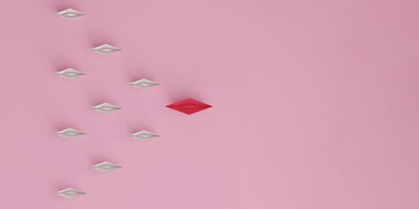 纸船是粉色的，后面是粉色背景上的白色船。图片下载