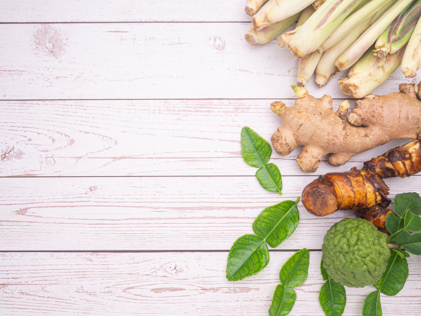 木桌上柠檬草、姜、高良姜、佛手柑的俯视图。图片下载