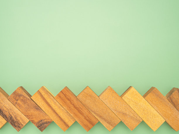 绿色背景上的木块的俯视图。图片下载