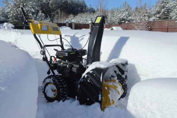 大雪后，吹雪机在庭院除雪。图片下载