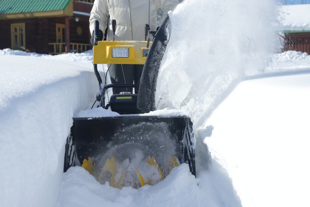 大雪后，吹雪机在庭院除雪。图片下载