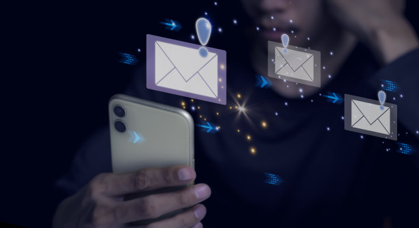 商人触摸智能手机，打开电子邮件，接收商业电子邮件新闻提醒，通过发送广告和客户消息。网上数字技术直销业务，提醒。图片下载