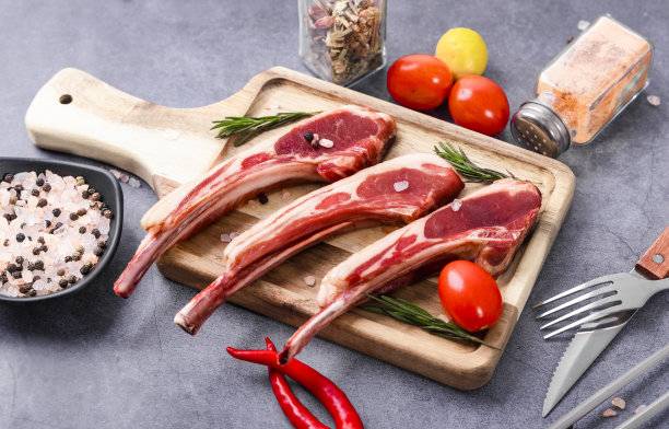 新鲜美味的战斧羊排图片下载