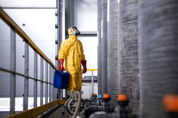 化工厂工人戴防毒面具。图片下载