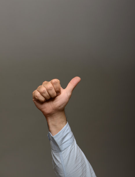 男子竖起大拇指为灰色欢呼图片下载