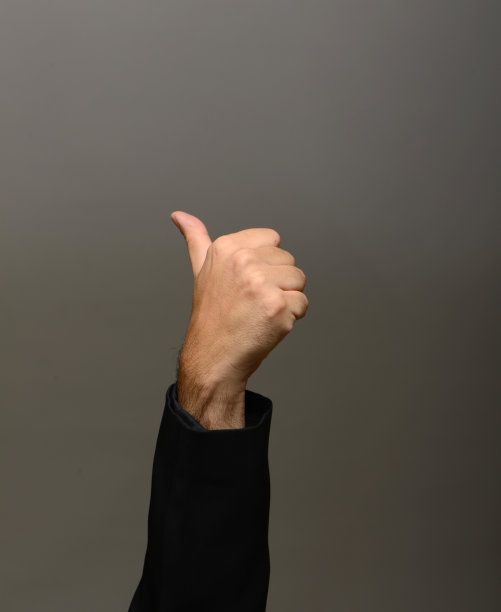 男子竖起大拇指为灰色欢呼图片下载