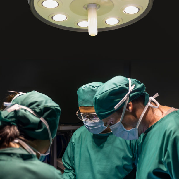 医疗队在手术室进行手术。图片下载