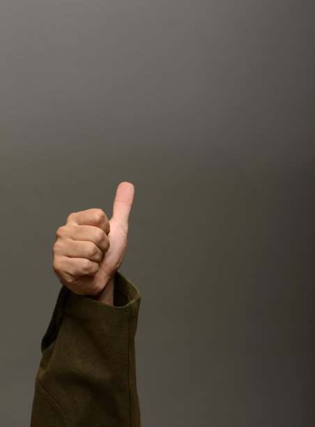 男子竖起大拇指为灰色欢呼图片下载