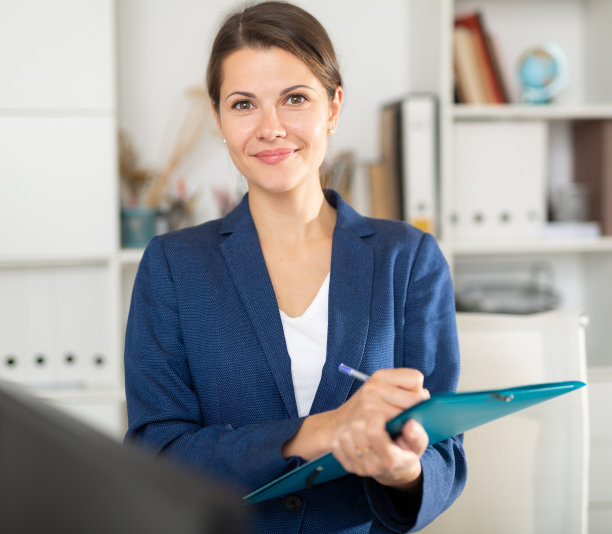 微笑的女商务助理在剪贴板上记录任务图片下载