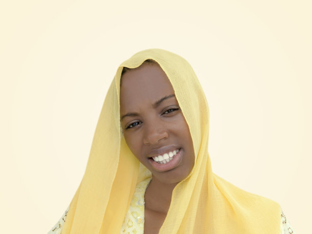 美丽的女孩戴着黄色面纱，18岁，黄米色背景，照片图片下载