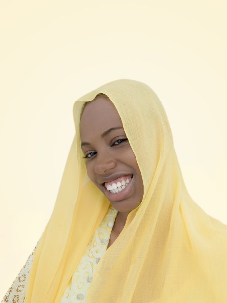 美丽的女孩戴着黄色面纱，18岁，黄米色背景，照片图片下载