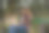 年轻女子在笔记本电脑和狗坐在长凳上工作。图片下载
