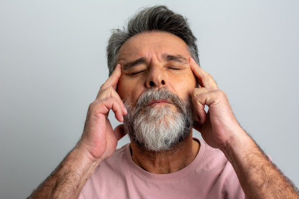 一个双手抱头的疲惫不堪的老人图片下载