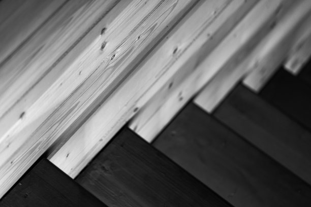 空荡荡的黑暗木楼梯。抽象架构背景图片下载