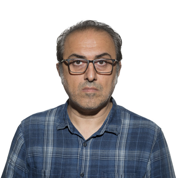 成年男子的肖像在眼镜上的白色背景图片下载