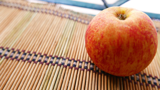 吃水果:红苹果。苹果特写镜头。苹果孤立。桌上有苹果图片下载