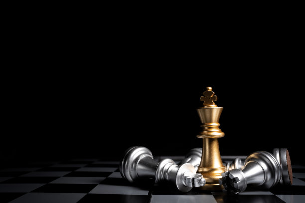 站着金王棋和倒下的银王棋。商业竞争的赢家和营销战略策划理念，商业成功理念。图片下载