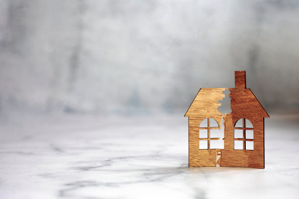 财产的分割。家庭的毁灭。一个破碎的房子。离婚和财产分割。家庭问题的象征。离婚概念复制空间图片下载