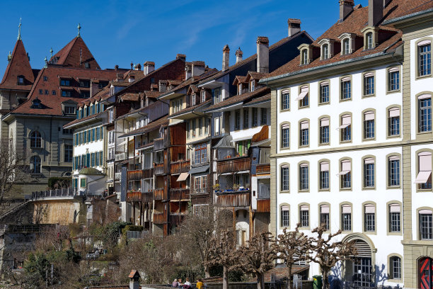 在一个阳光明媚的冬日，从瑞士伯尔尼市的敏斯特露台上看到的老城区历史建筑的风景。图片下载