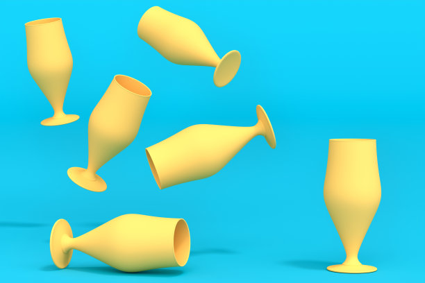 一套黄色玻璃杯新鲜生啤酒在绿色单色背景。图片下载