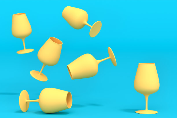 一套黄色玻璃杯新鲜生啤酒在绿色单色背景。图片下载