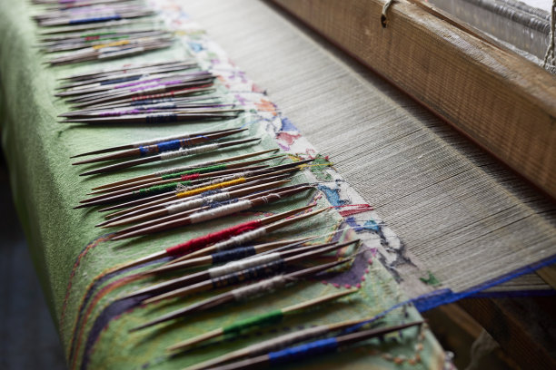 制作中的羊绒披肩图片下载