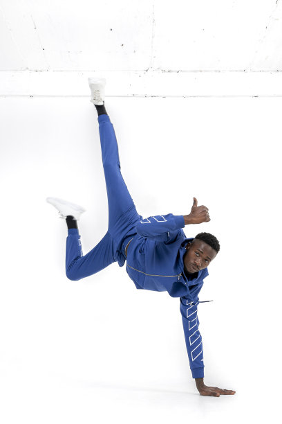 穿着连帽运动服的非洲裔黑人。图片下载