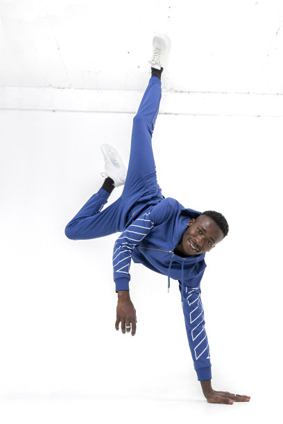 穿着连帽运动服的非洲裔黑人。图片下载