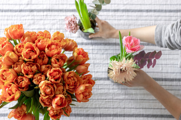 桌上春花，上菜和装饰理念，俯视图。图片下载