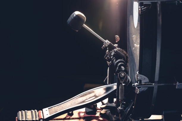 低音鼓与踏板，乐器在黑色背景。图片下载