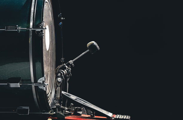 低音鼓与踏板，乐器在黑色背景。图片下载