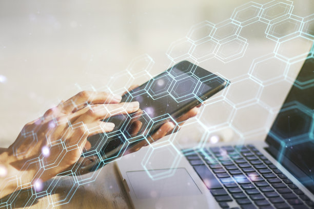 创意抽象无线技术全息图与六边形和手指按在数字平板电脑的背景，人工智能和机器学习的概念。多接触图片下载